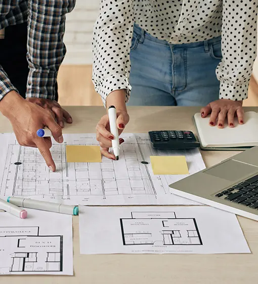 Architecte en discussion avec le promoteur immobilier